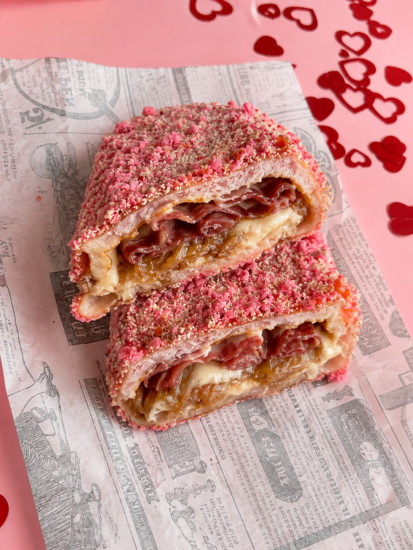 Cachopo Pink Love con empanado rosa de frambuesa criolizada