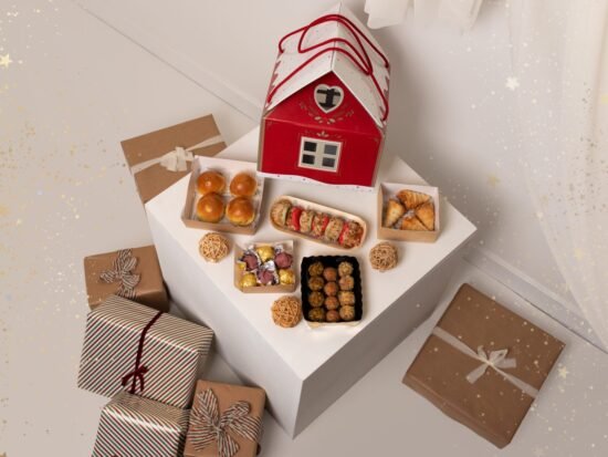 Casita navideña gourmet con surtido de aperitivos