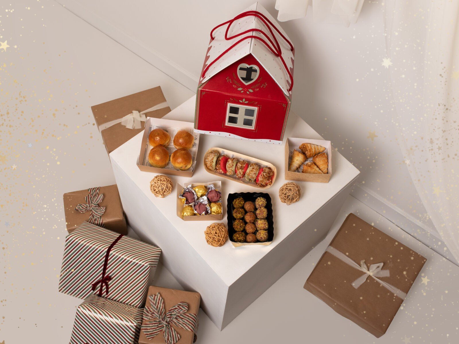 Casita navideña gourmet con surtido de aperitivos