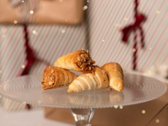 Conos de hojaldre rellenos de codorniz escabechada gourmet