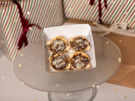 Cazuelas hojaldradas con carrilleras estofadas y boletus
