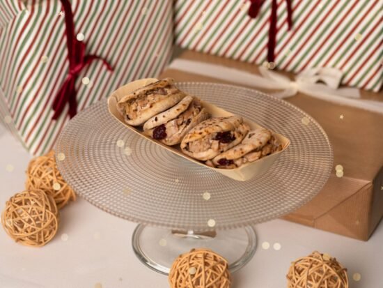 Pan de pita relleno de pollo asado con salsa de manzana y arándanos
