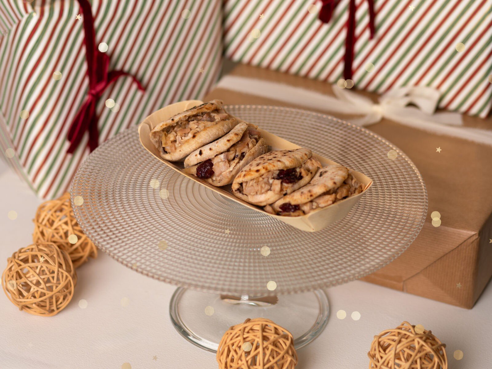 Pan de pita relleno de pollo asado con salsa de manzana y arándanos