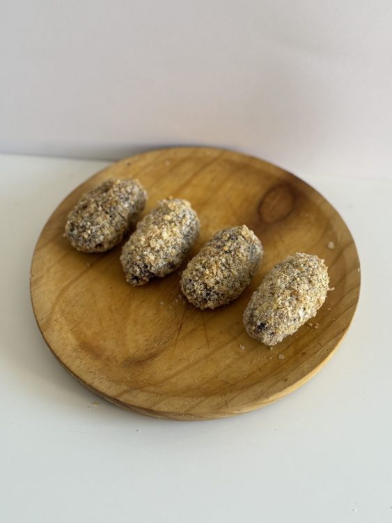 Croquetas de cecina y parmesano rebozadas en pan de huevo frito