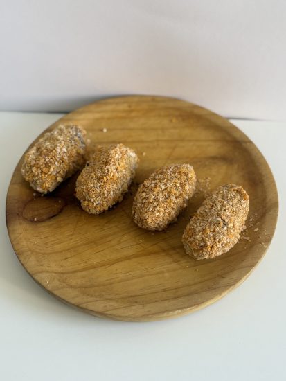 Croquetas de cocido, frijoles y jalapeños rebozadas en nachos con queso