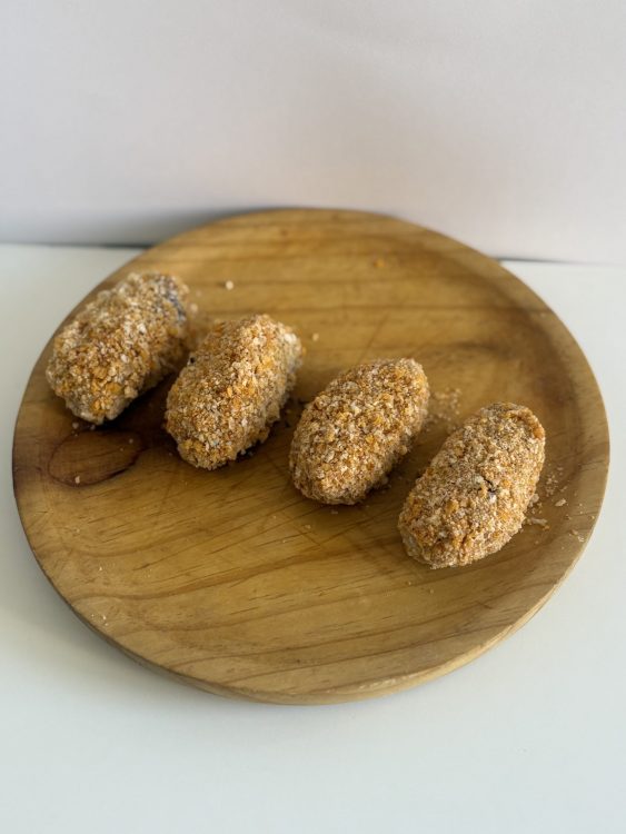 Croquetas de cocido, frijoles y jalapeños rebozadas en nachos con queso