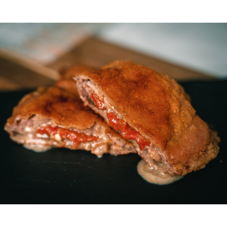 Cachopo Pirineo con ternera, cecina, pimientos caramelizados y queso cabrales
