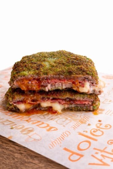 Cachopo Matcha Vibes con empanado verde de matcha.