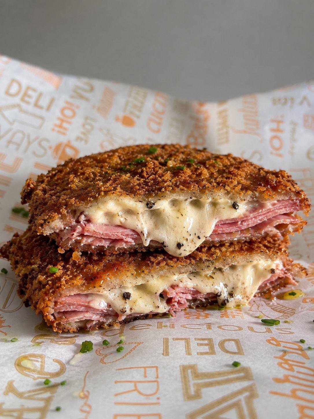 Cachopo The Queen con queso trufado y mousse de foie