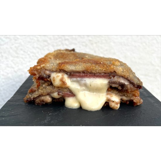 Cachopo edición limitada relleno de bacon, queso ahumado y pastrami.