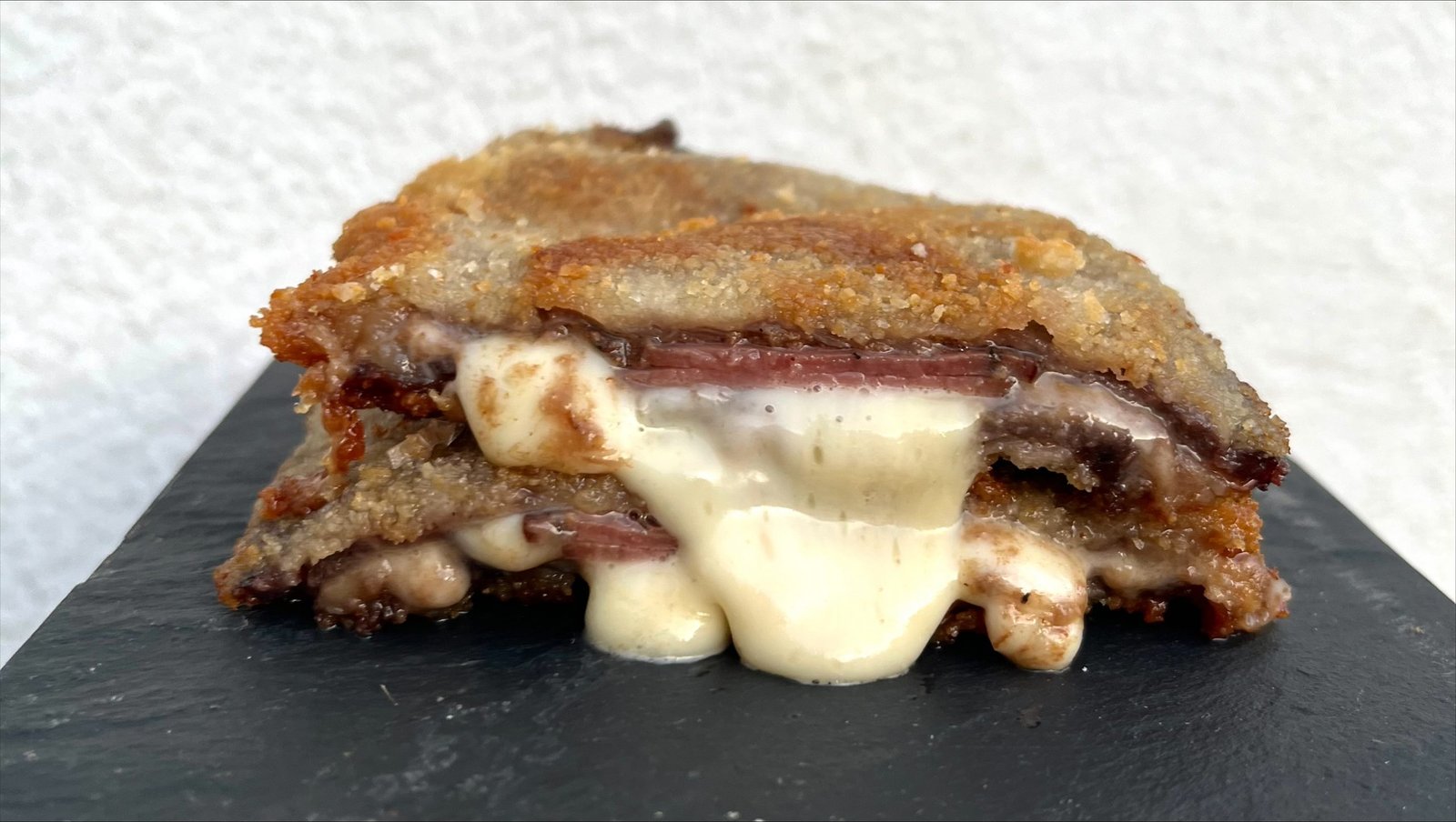 Cachopo edición limitada relleno de bacon, queso ahumado y pastrami.